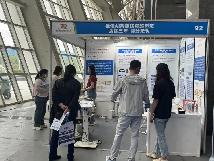 Zhiwei Machinery staff passionately explaining the product